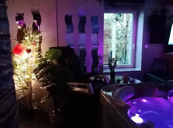 Au Clair De Lune Apartment *